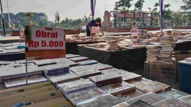 Rayakan Seabad Pram, Bazar Buku Murah Ramaikan Alun-alun Indramayu thumbnail